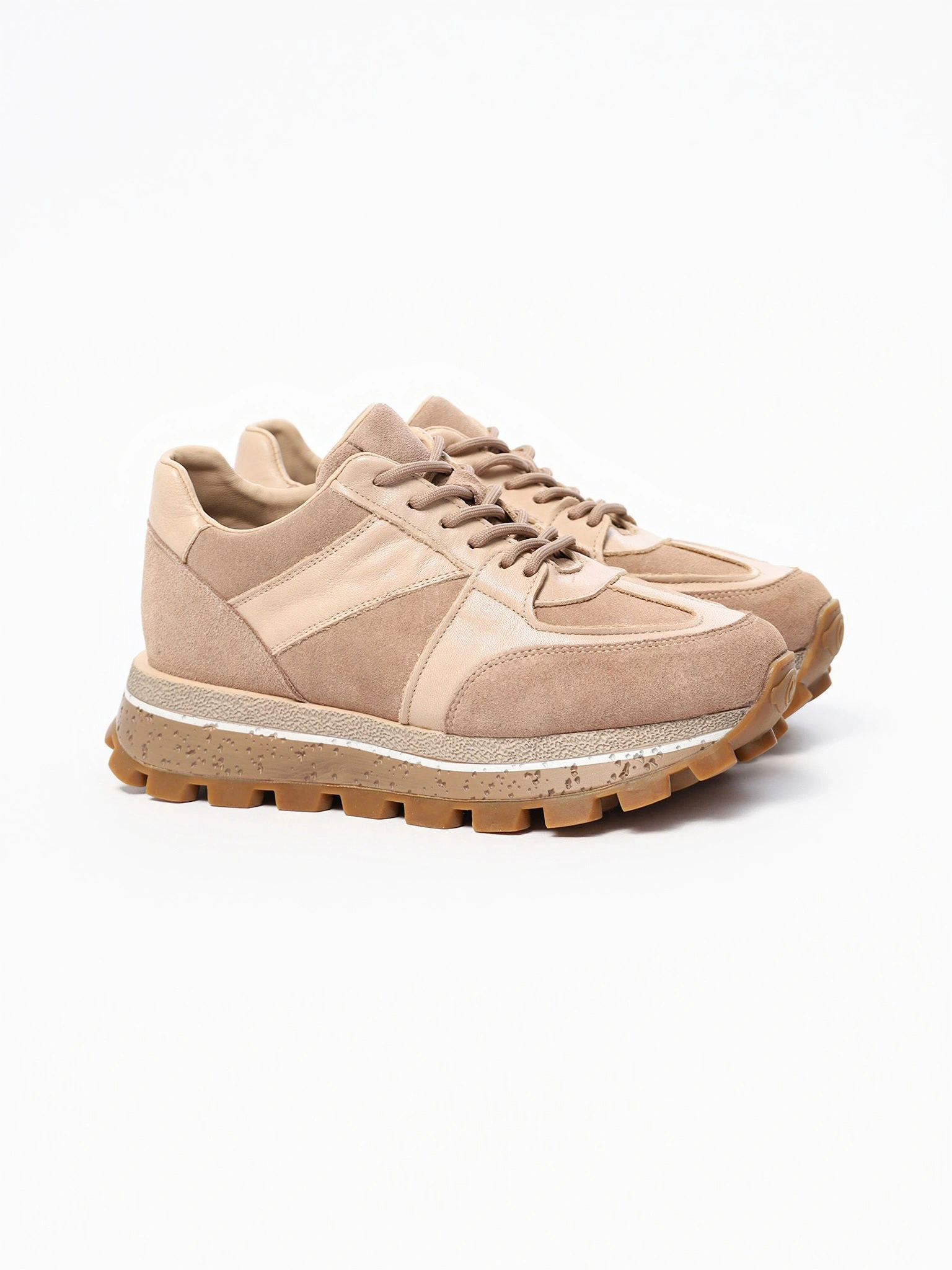 Кроссовки комбинированные бежевого цвета на рельефной подошве